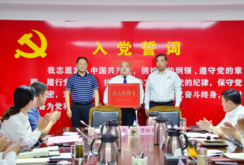 “全國工人先鋒號”正式“落戶(hù)”81路班組