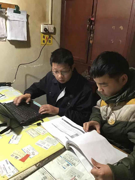 1577754352140493.jpg 03.許特斯(左)和同事在查閱資料.jpg