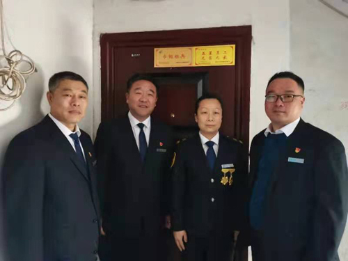 “一人得獎，全家光榮” 送“牌”上門(mén)，集團為標兵先進(jìn)送去榮譽(yù)喜報牌匾