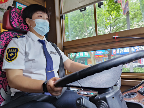 81路車(chē)長(cháng)李若芳喜獲“最美洛陽(yáng)人”榮譽(yù)