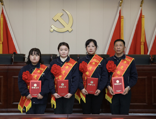 0207 從左至右依次為 點(diǎn)鈔能手王璐、充值能手孫昭娣、教學(xué)能手王慧娟、孫衛東.jpg