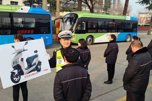 助力全國文明典范城市創(chuàng  )建警企攜手打造平安公交
